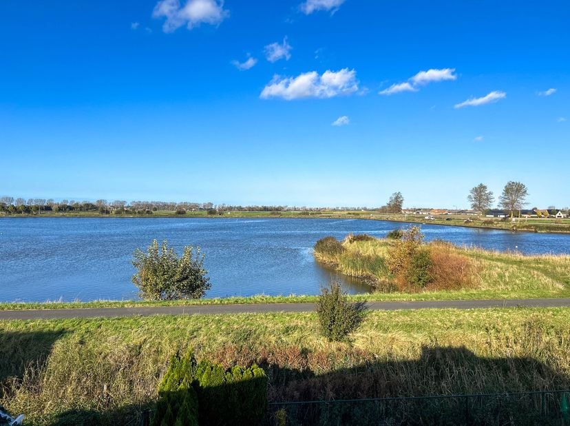 Deze woning ligt op het einde van een straatje in het rustig dorpje Sint-Joris. Indeling: Het gelijkvloers: Oprit met plaats voor 2 wagens en ruime in