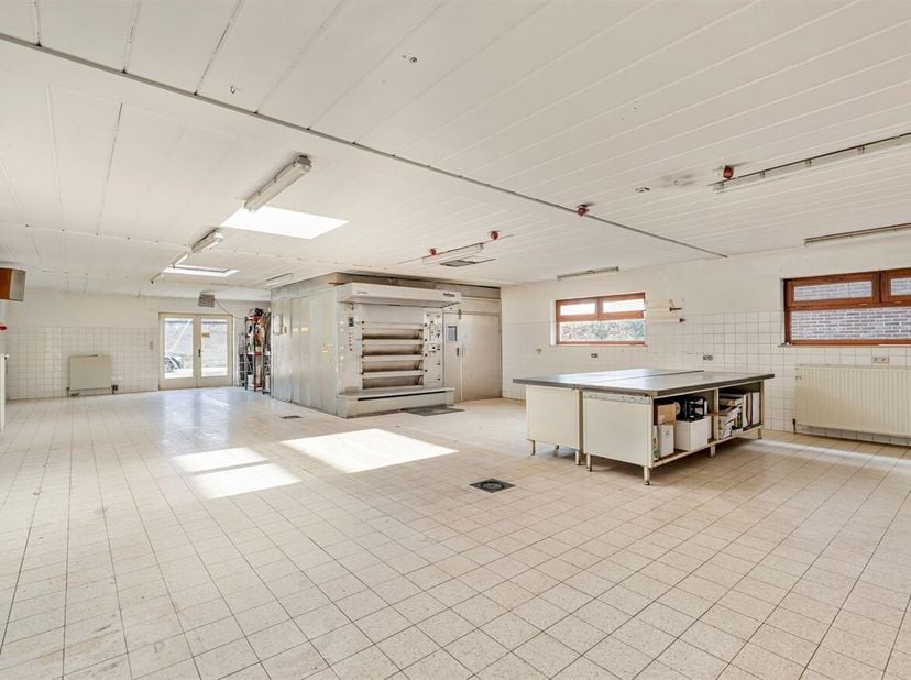 In het centrum van Beringen, op een topligging, vind je deze uitzonderlijk ruime en instapklare eigendom waar wonen en ondernemen perfect gecombineerd