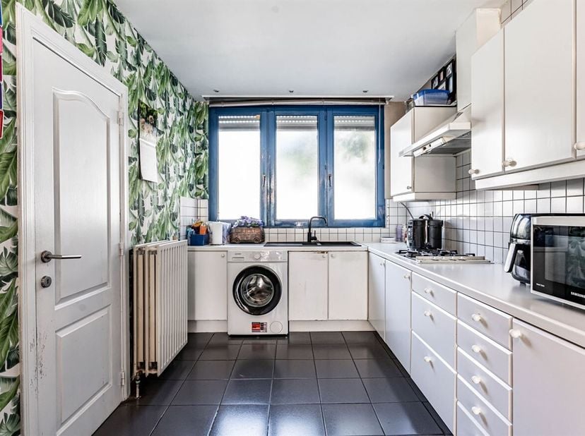 Deze woning is gelegen in Deurne-Zuid een centrale locatie, met scholen, winkels, openbaar vervoer en belangrijke invalswegen in de nabije omgeving.<b