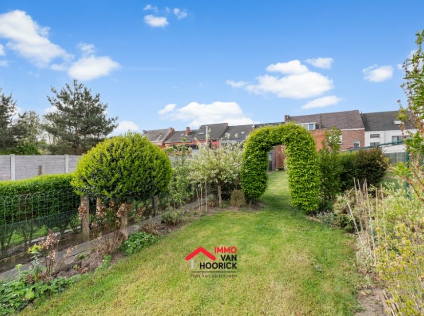Goed gelegen ruime woning op 360m².<br />
Inkom, leefruimte met veel lichtinval, kelder, toilet, berging/wasplaats, keuken, stalling, terras, mooie ru