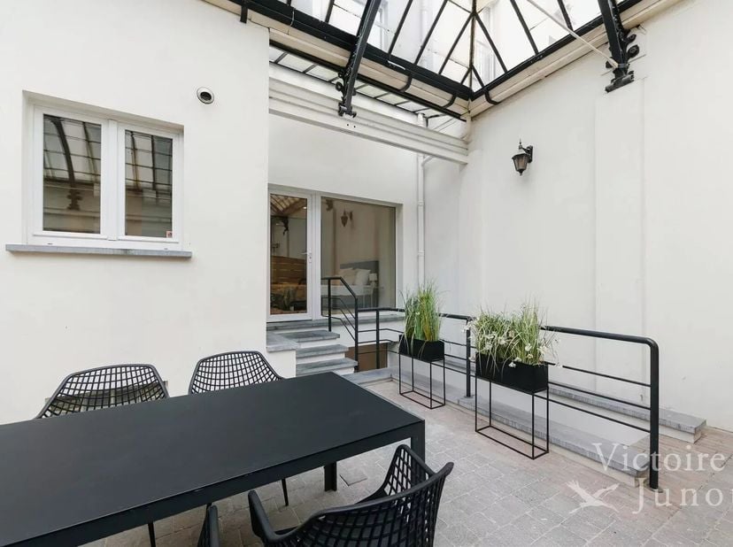 BIEDEN VANAF euro499.000<br />
In de directe omgeving van Place Stéphanie, een prachtig, volledig gerenoveerd duplexappartement met een totale bruto o