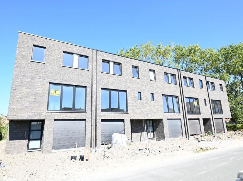 Deze VERRASSEND RUIME bel-etagewoningen bevinden zich in MARIAKERKE, dit in een recente verkaveling pal aan het GEITENPLEIN met mooie speeltuin en voe