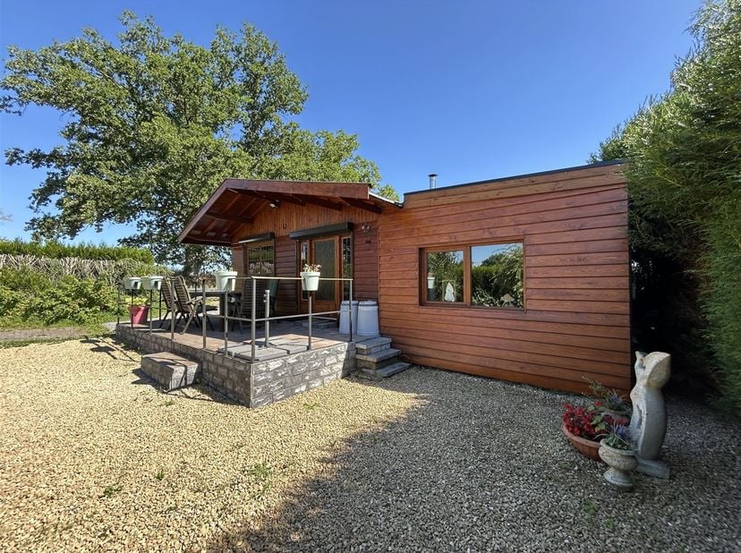 MCA Immobilier nodigt u uit om deze charmante gelijkvloerse chalet in Noiseux te ontdekken. Gelegen op een perceel van 421 m², biedt hij een bewoonbar
