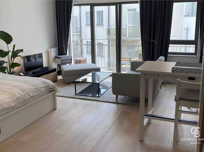 Prachtige studio in uitstekende staat van ca. 47 m² (EPC oppervlakte), gelegen op de 7e verdieping van een recent gebouw uit 2021, in het hart van de