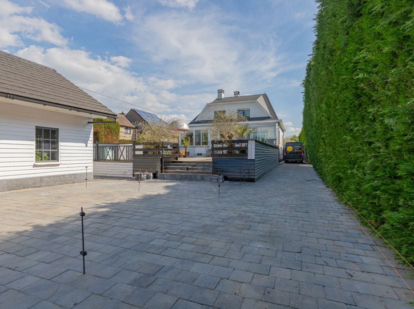 Exclusieve ruime villa (bew. opp. +/- 325m² en terrein van 22a76ca!) in hartje Opwijk bestaande uit een inkomhal, gezellig salon van +-60m², een lande