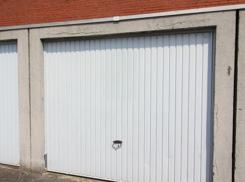 Deze garage bevindt zich in een garagecomplex, op wandelafstand van het centrum van Roeselare en dicht tegen de kleine Ring.  Neem gerust contact op v