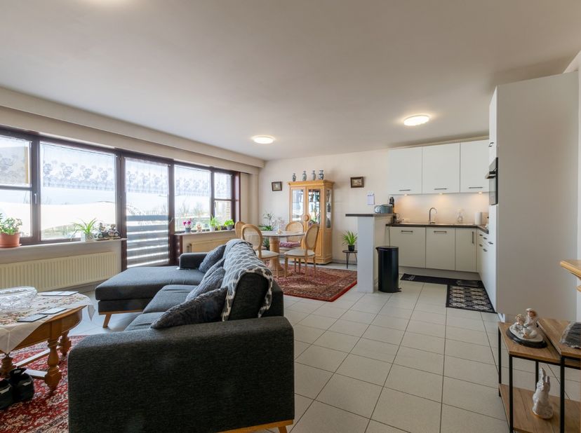 Dit lichtrijke appartement (87 m²) is gelegen op de prachtige visserskaai te Nieuwpoort. Het appartement bestaat uit een inkom met apart toilet, licht