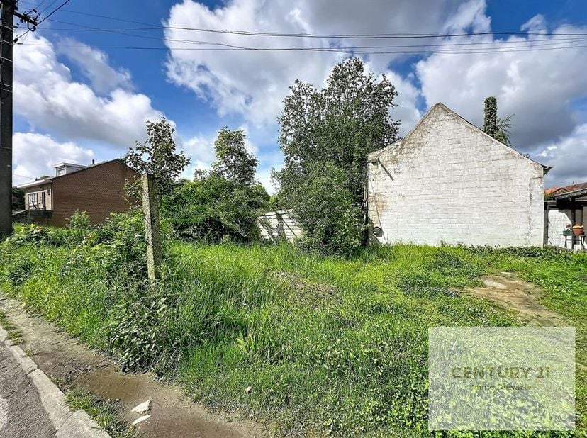 Century 21 Immo Dewaele presenteert u met veel plezier dit perceel waarop twee eengezinswoningen kunnen worden gebouwd. Het perceel heeft een oppervla