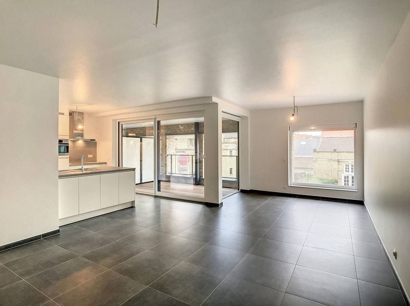 Ben je op zoek naar een instapklaar nieuwbouwappartement op een uitstekende locatie in Ieper? Dan is dit appartement zeker een bezoek waard. Dankzij d