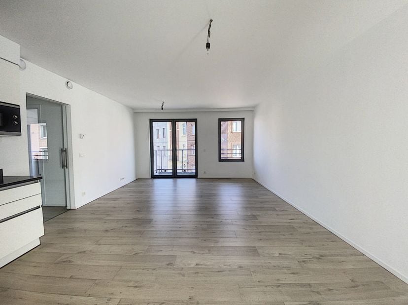 Licht appartement met 1 slaapkamer van 77 m² + terras, gelegen op de 1e verdieping van het gebouw, dat de bewoners alle comfort en woongemak biedt. He