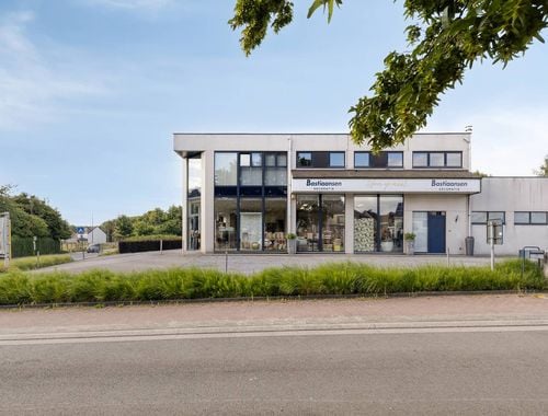                                         Handelspand met woonst te koop in Merelbeke, € 935.000
