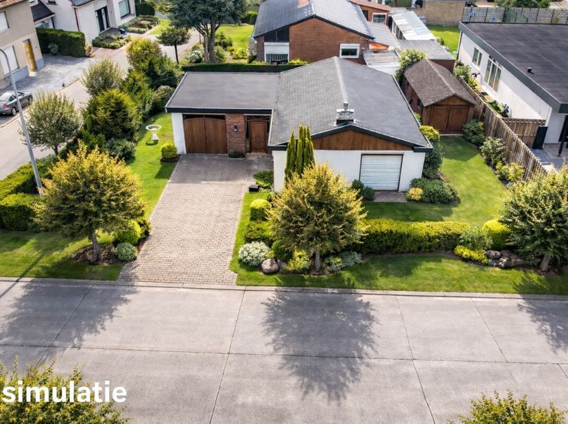 Te renoveren open bebouwing op een rustige locatie, ideaal voor wie op zoek is naar een woning die volledig naar eigen smaak kan worden ingericht. Ind