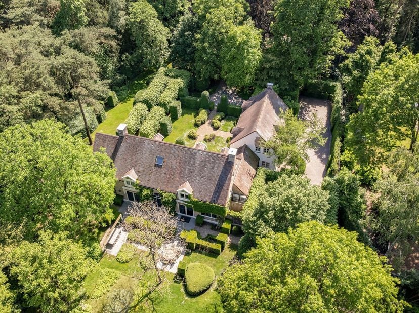 Op een absolute toplocatie in het prestigieuze Kapellenbos, aan de Franselei 55, bevindt zich deze uitzonderlijke villa in kasteelhoevestijl op een re