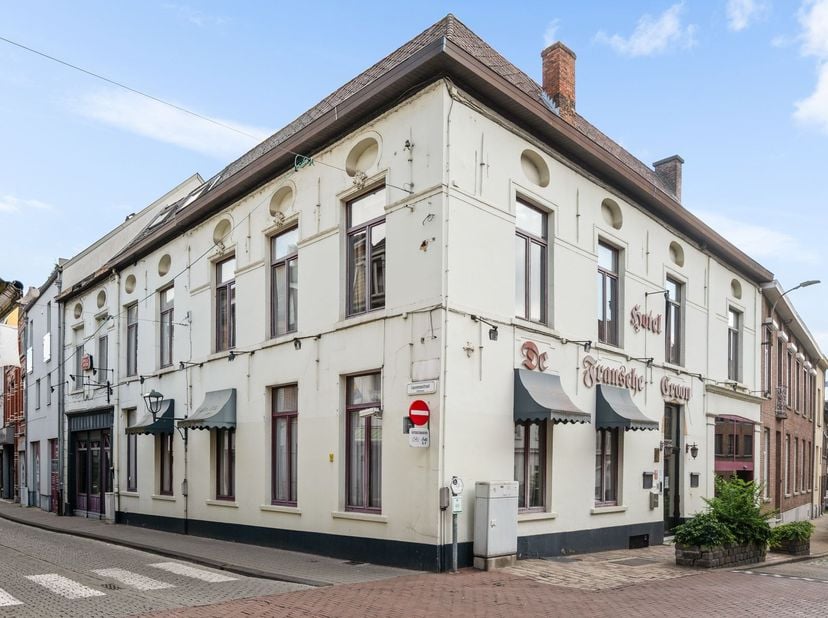 Interessante investeringsopportuniteit in het centrum van Diest. Dit karaktervolle gebouw van vóór 1850 beschikt over een totale oppervlakte van ca. 2