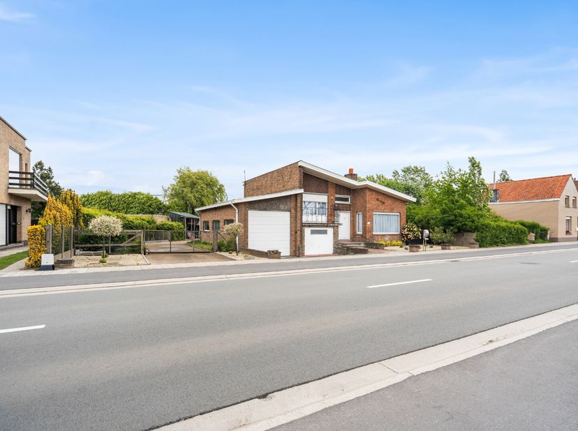 Deze alleenstaande woning is gelegen op een grondoppervlakte van 866 m² en bestaat uit - oprit - inkomhal - living - keuken - grote veranda - badkamer