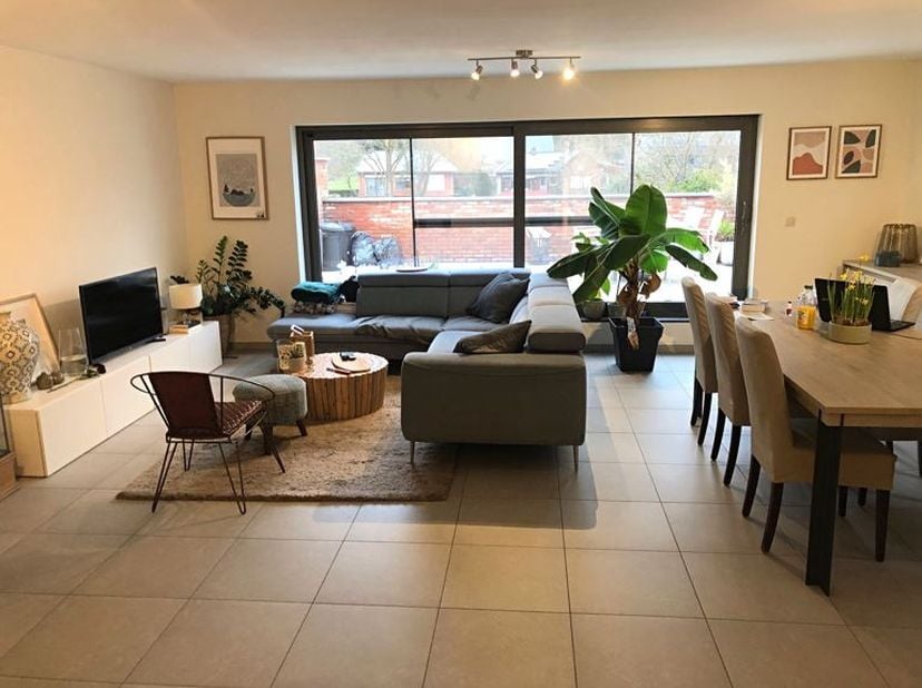 AFSPRAKEN ENKEL VIA MAIL!!<br />
<br />
In een rustige, residentiële straat te Halen vindt u dit recent appartement (2016), ondergebracht in een wonin