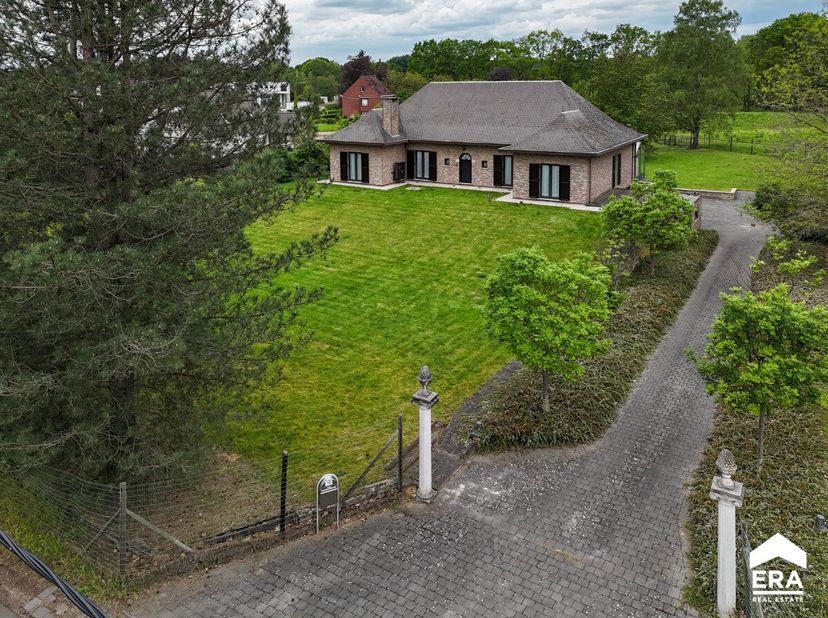 p&amp;gt;Deze charmante villa verwelkomt u met een ruime, lichtrijke indeling en een aangename leefomgeving. De rustige ligging biedt alle privacy die u z