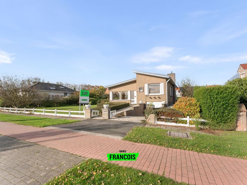 Cette charmante villa prête à emménager, située Zeebruggelaan 42 à Blankenberge, allie espace, confort et emplacement de choix. Avec un certificat PEB