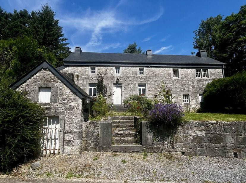 Authentieke karaktervolle natuurstenen woning in Méan (Havelange)<br />
<br />
In het hart van het charmante dorp Méan ontdekt u deze prachtige woning