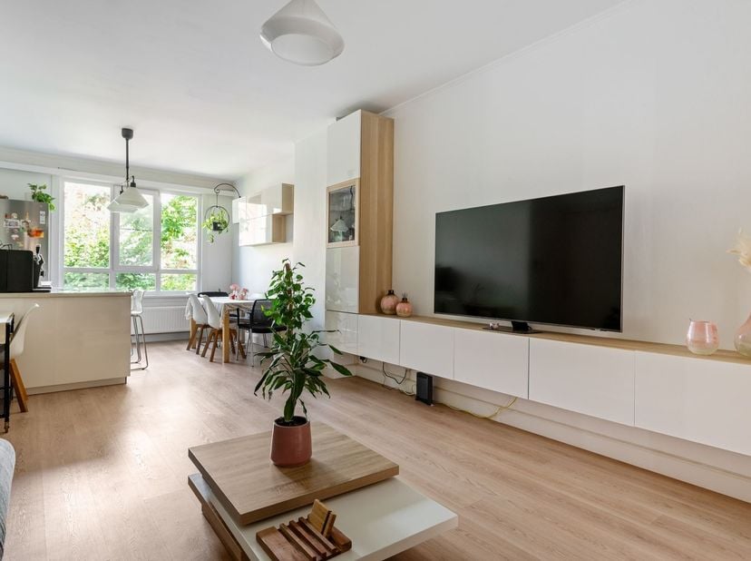Ligging: Gelegen in de gegeerde Tentoonstellingswijk, geniet dit appartement van een rustige en residentiële ligging met een uitstekende bereikbaarhei