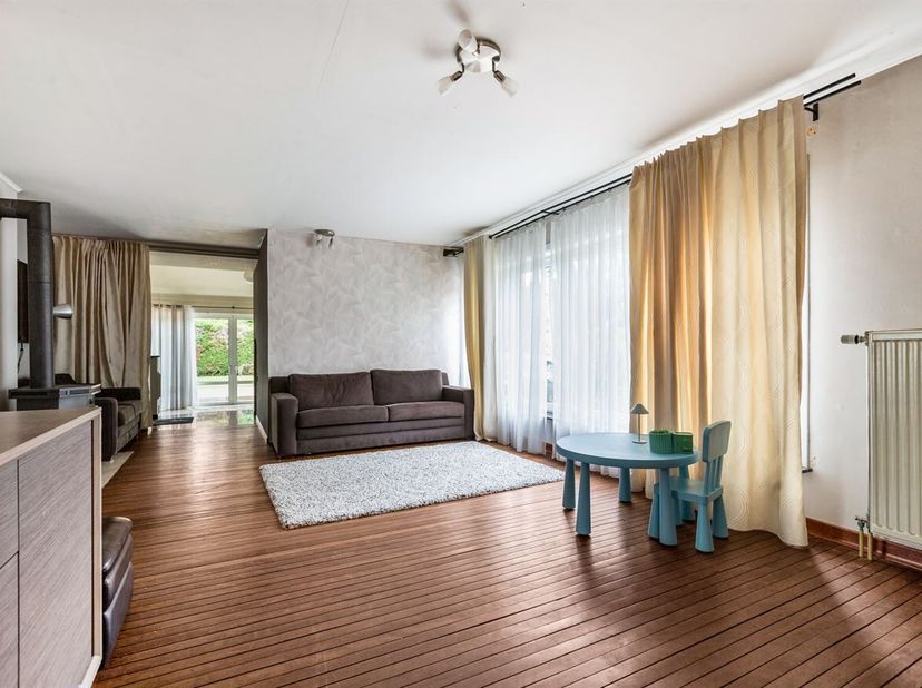 Situation<br />
Situé dans le quartier résidentiel de Grasbos à Molenstede (Diest), ce bungalow bénéficie d'un cadre de vie calme et verdoyant, tout e