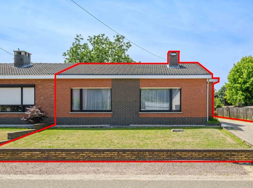 TE RENOVEREN WONING -<br />
U kan deze halfopen, gelijkvloerse woning terugvinden op een perceel van 4a 61ca. <br />
De woning is gelegen nabij het ce