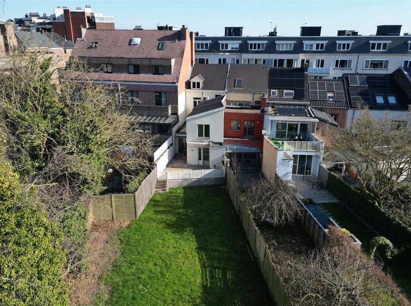 Unieke stadswoning met 4 slaapkamers en zonovergoten tuin op toplocatie<br />
<br />
Omgeving:<br />
+ Rustig gelegen op een boogscheut van het bru