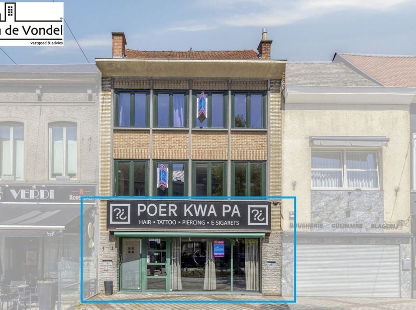 Vous recherchez un local spacieux offrant des possibilités commerciales dans un emplacement stratégique ? <br />
Alors ce local commercial situé dans