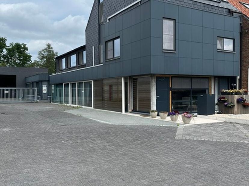 Te koop in Adegem: Deze volledig gerenoveerde woning (2021) met loods (700m2) en showroom (120m2) bevindt zich langs de Oude Staatsbaan in Adegem. Dez