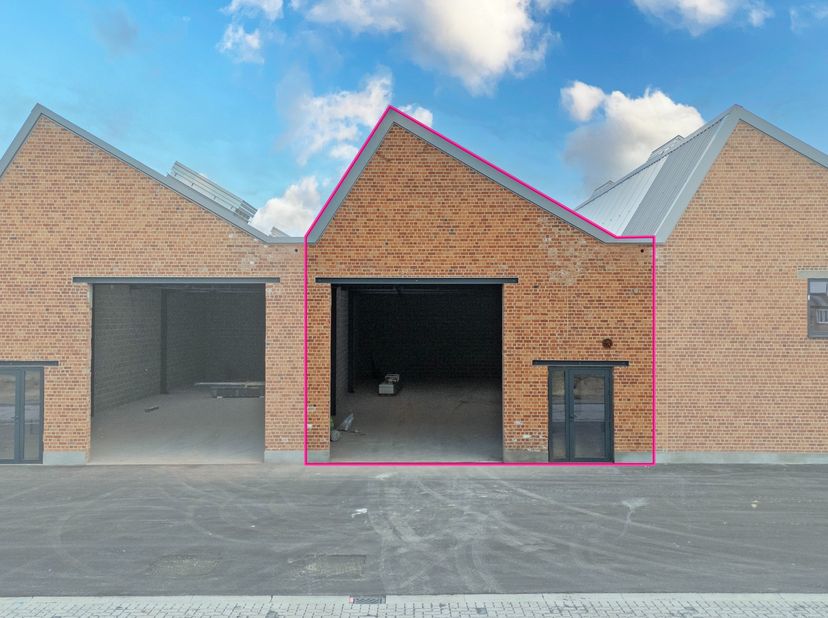 Bent u op zoek naar een functioneel en vlot bereikbaar magazijn? Dit magazijn van 198 m², gelegen aan de Nerenweg in Kalken, biedt de ideale oplossing