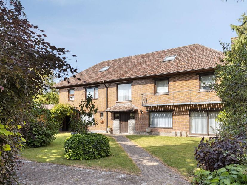 Droomt u van een karaktervolle villa met een riante parktuin van meer dan 2.750 m²? Dit deels te renoveren pand biedt tal van mogelijkheden. Of u nu o
