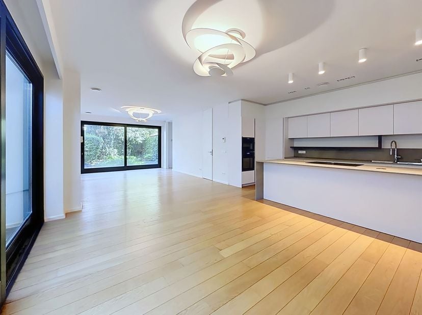 Très belle situation hautement appréciée sur l’ avenue Louis Lepoutre, à deux pas de la Place Brugmann. <br />
<br />
Un bien atypique. Cette maison