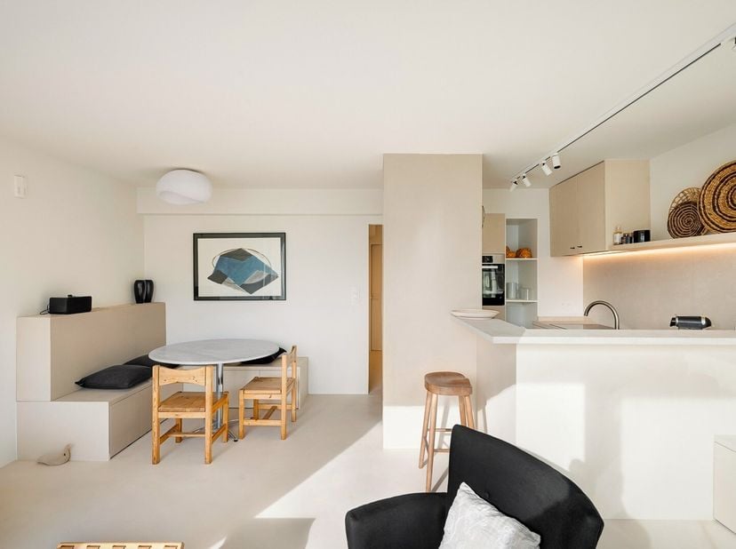 Heerlijk vakantie-appartement aan het strand van Zeebrugge met zicht op de duinen.<br />
Het appartement werd volledig gerenoveerd in 2022 met mooie m