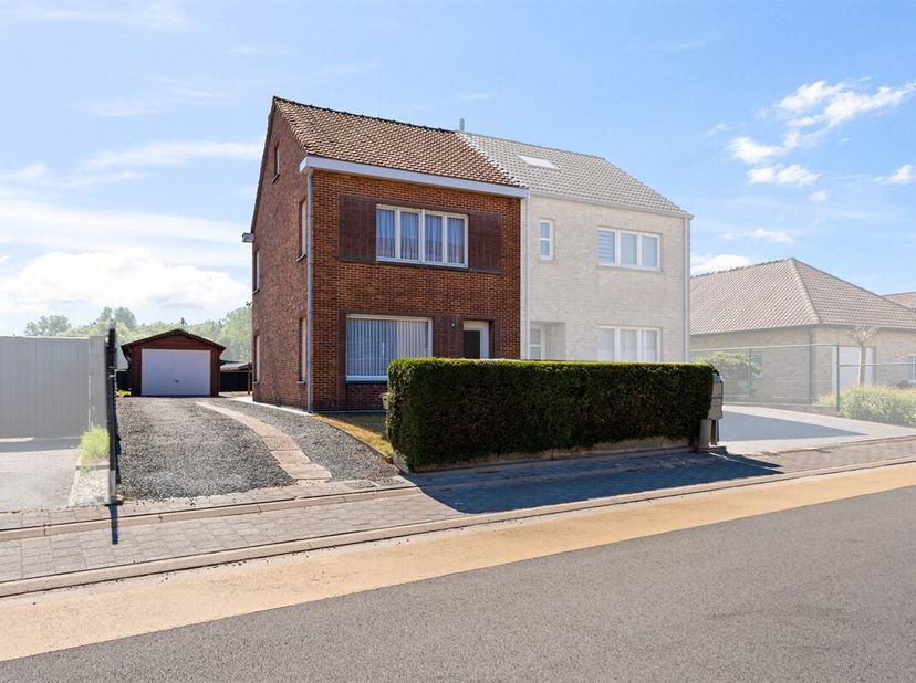 Deze degelijk onderhouden halfopen bebouwing is de ideale basis voor wie op zoek is naar een woning met karakter en tal van mogelijkheden. De woning b