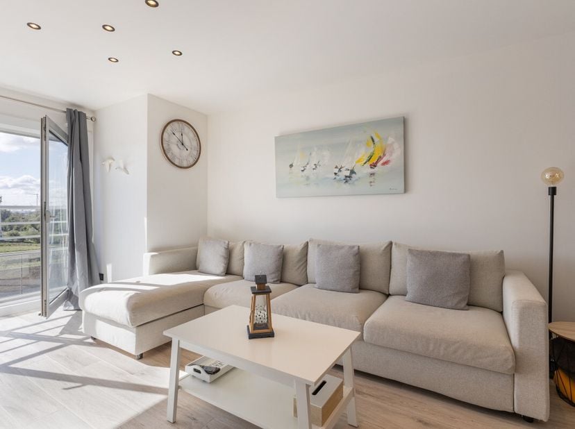 Knokke-Heist: Charmant en instapklaar 1-slaapkamerappartement te koop met open zicht op het groen en de iconische vuurtoren van Heist. Op zoek naar ee