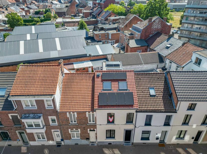 Deze ruime stadswoning ligt in de Gazometerstraat, op wandelafstand van het station van Sint-Truiden en het centrum van de stad. De woning werd net ge