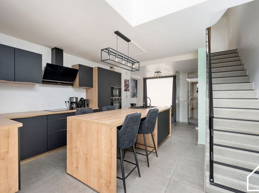 Deze energiezuinige woning uit 2021 biedt de ideale kans als investering, eerste woonst zonder zorgen of een gezellige gezinswoning met zijn EPC A, 4