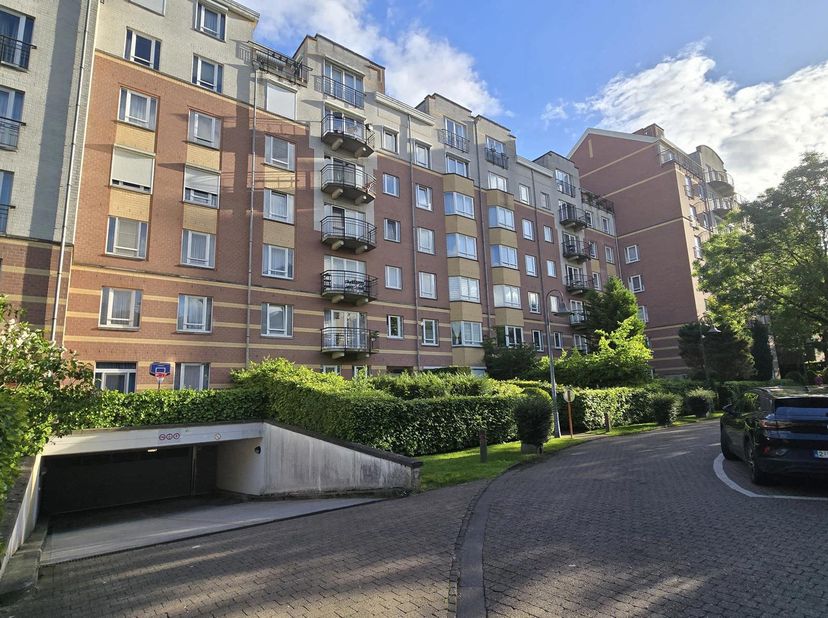 - CONTACTEZ SUREYYA POUR UNE VISITE : 0485/867926 -<br />
<br />
Charmant appartement de plain-pied avec 2 chambres situé à Jette. L'appartement offre