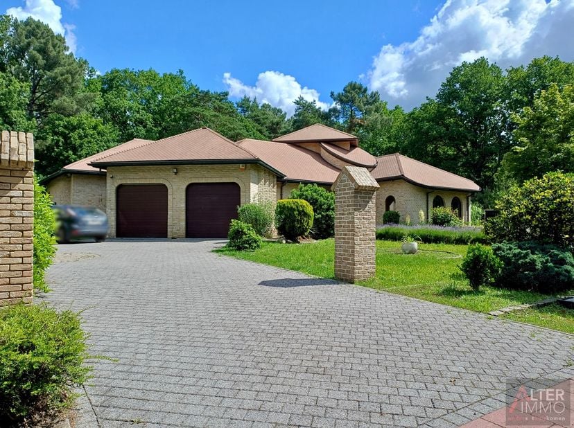 Exclusieve villa van 305 m² bewoonbare oppervlakte, 2-3 slaapkamers op een perceel van 15a 32ca met dubbele garage.<br />
<br />
Deze karaktervolle vi