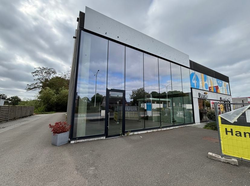 Te huur: een modern handelspand op een uitstekende zichtlocatie langs de Antwerpseweg in Geel. Deze baanwinkel maakt deel uit van een sterke retailcon