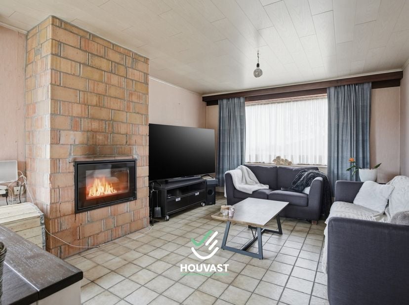 Deze bungalow is gelegen in het hart van het pittoreske Woesten, een deelgemeente van Vleteren, op korte afstand van Poperinge en Ieper. Dankzij de ru