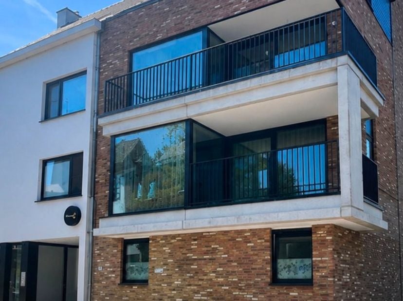 Recent en energiezuinig appartement op de tweede verdieping in een kleinschalige residentie, centraal gelegen in de Stationsstraat in Diepenbeek.<br /