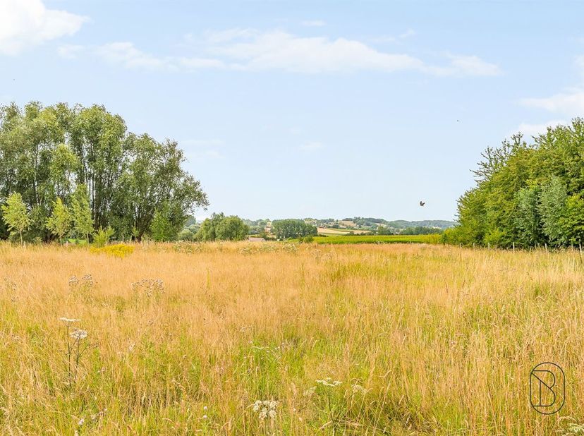 Beau terrain, avec une vue magnifique, pour la construction d'une villa! Situé au calme. <br />
Terrain d'une superficie de 789m2. Façade 17m2.