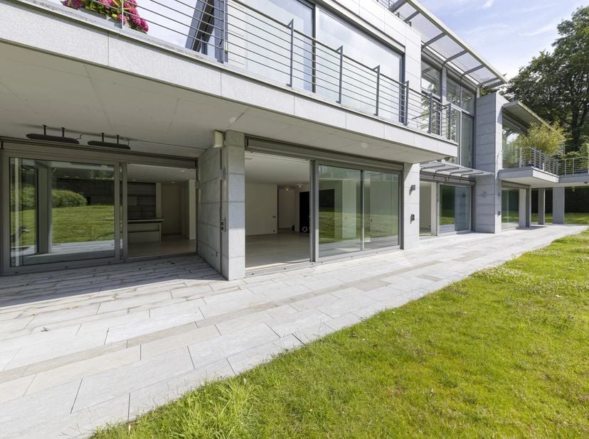 Op een van de meest prestigieuze lanen van Ukkel en in de zeer gewilde wijk van het Observatorium, nodigt Barnes Brussels u uit om dit prachtige tuina
