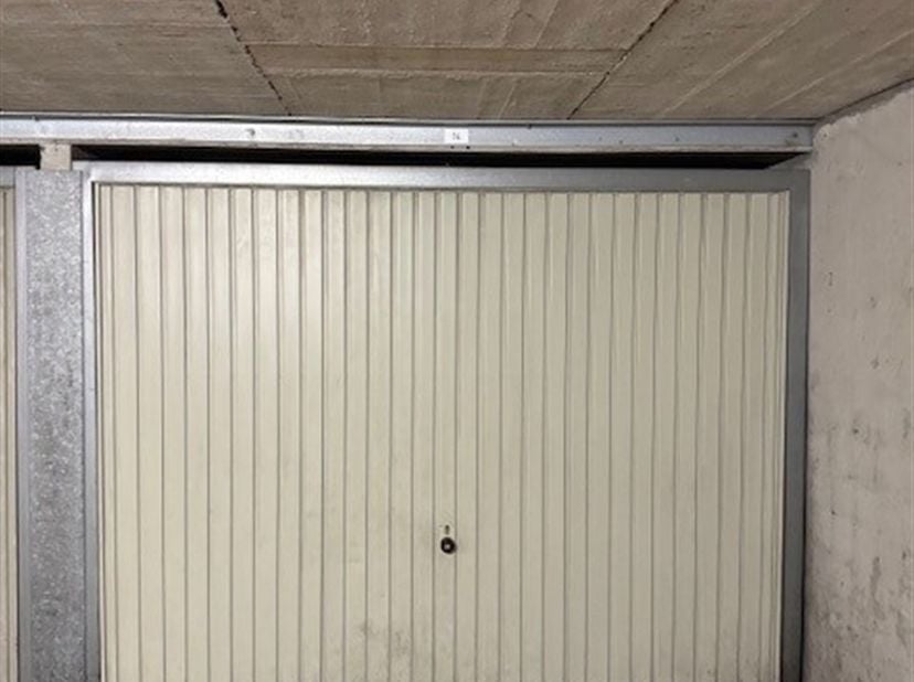 Afgesloten garagebox te koop onder het Mouchotteplein, Middelkerke.<br />
Afmetingen: 5m4 diep, 2m74 breed en 1m90 hoog.