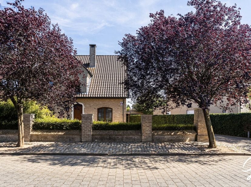 Te koop te Zele!<br />
Bent u op zoek naar een ruime, perfect onderhouden gezinswoning op een toplocatie in Zele? Dan zal deze woning u ongetwijfeld w