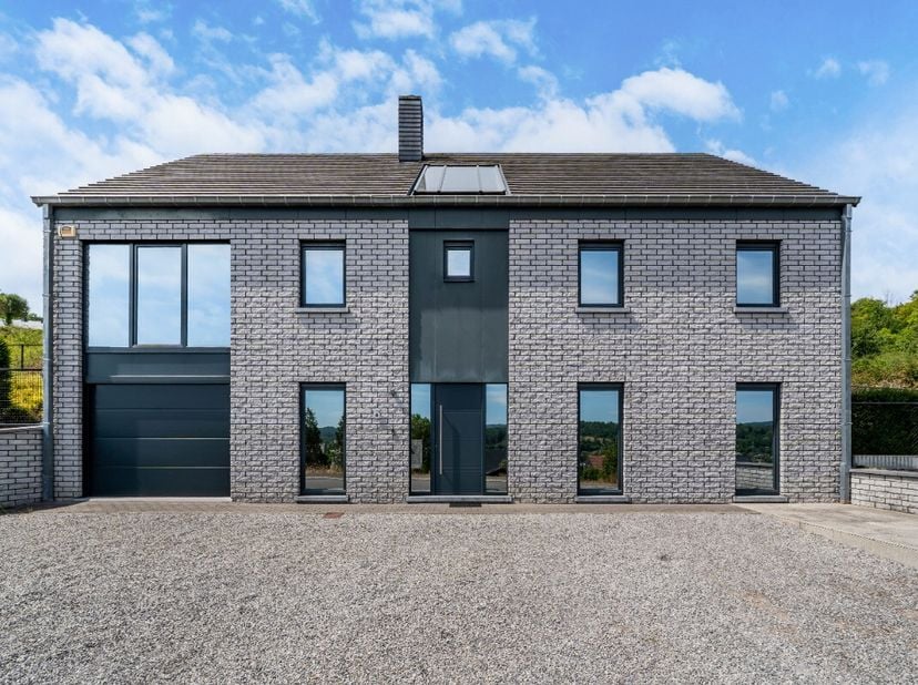 L'agence immobilière ERA B-LUX a le plaisir de vous présenter cette superbe villa contemporaine située sur les hauteurs de Barvaux, à seulement quelqu