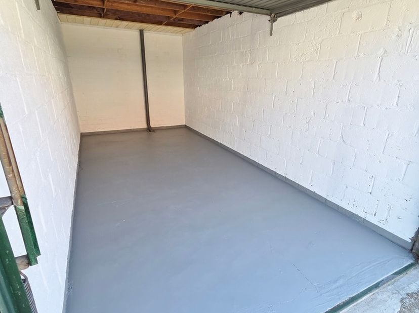 Propere garagebox te koop, gelegen in een rustige en goed bereikbare omgeving. De garage is ideaal voor het parkeren van een voertuig of voor opslag v