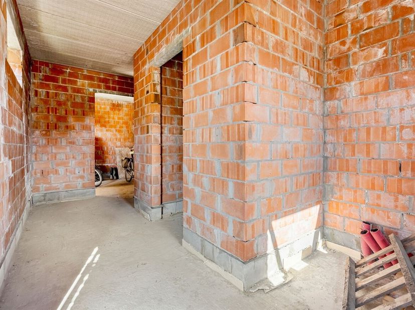 Ruwbouwwoning met tal van mogelijkheden op rustige ligging in Balen<br />
Op zoek naar een woning die u volledig naar eigen smaak kan afwerken? De won