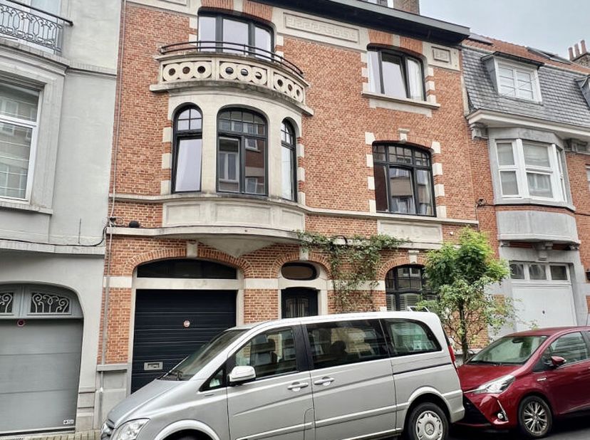 Op de 2e verdieping (met lift) van een subliem maison de maître, ideaal gelegen tussen de Avenue Churchill en de Rue Vanderkindere, zeer aantrekkelijk